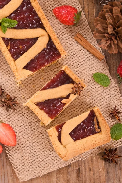 Yıldız anason ve tarçın çubuğu ile çilekli tart. 