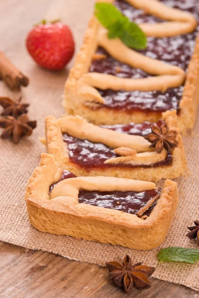 Strawberry tart with star anise and cinnamon stick. — Stock Photo, Image