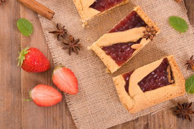 Yıldız anason ile çilekli tart. 