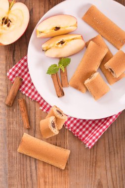 Bisküvi ile meyve doldurma. 