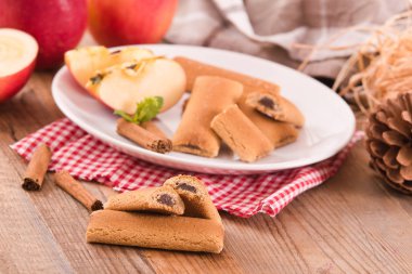 Bisküvi ile meyve doldurma. 