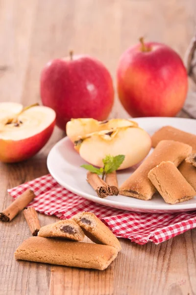 Bisküvi ile meyve doldurma. 