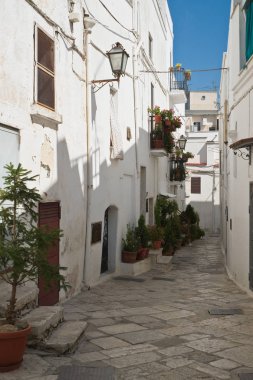 Ara sokakta. Mottola. Puglia. İtalya. 