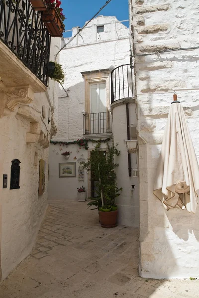 Alleyway. Locorotondo. Puglia. İtalya. — Stok fotoğraf