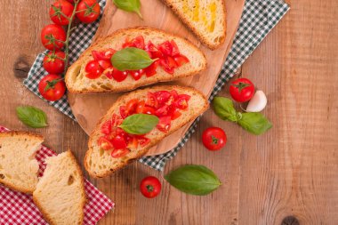 Fesleğen ve doğranmış domates Bruschetta ekmek. 