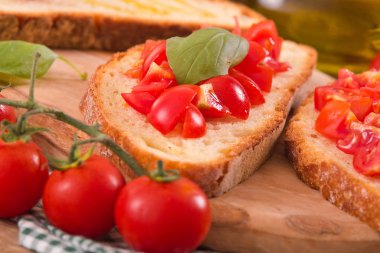 Fesleğen ve doğranmış domates Bruschetta ekmek. 