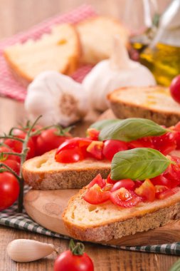 Fesleğen ve doğranmış domates Bruschetta ekmek. 