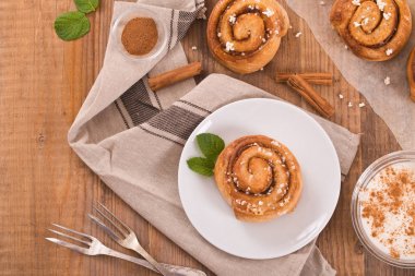 Beyaz tabak üzerinde tarçın rulo. 