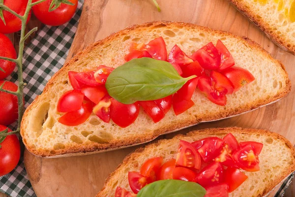 Chleb tostowy z bazylią i posiekane pomidory. — Zdjęcie stockowe