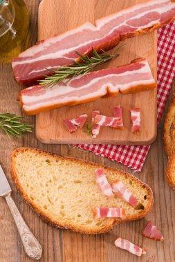 Ekmek ve cuttingboard pastırma. 