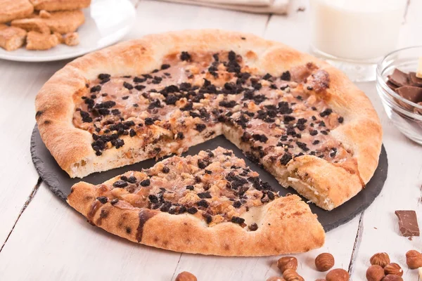 Zoete chocolade pizza met cookies. — Stockfoto