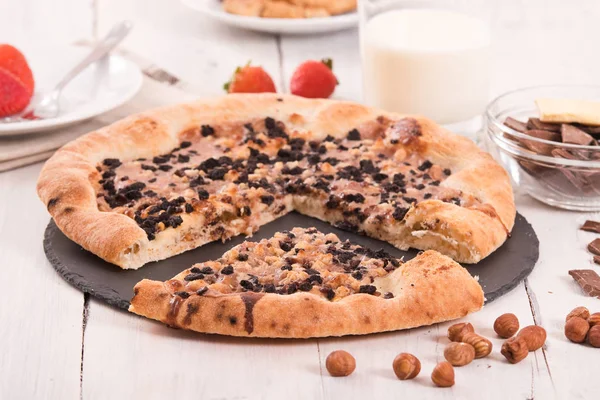 Pizza de chocolate dulce con galletas . —  Fotos de Stock