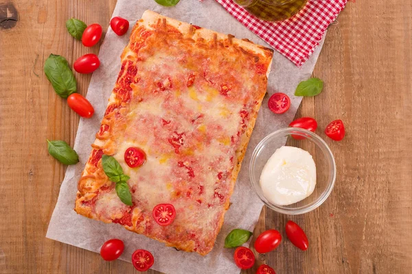 Italienische Pizza mit Käse, Tomaten und frischem Basilikum. — Stockfoto