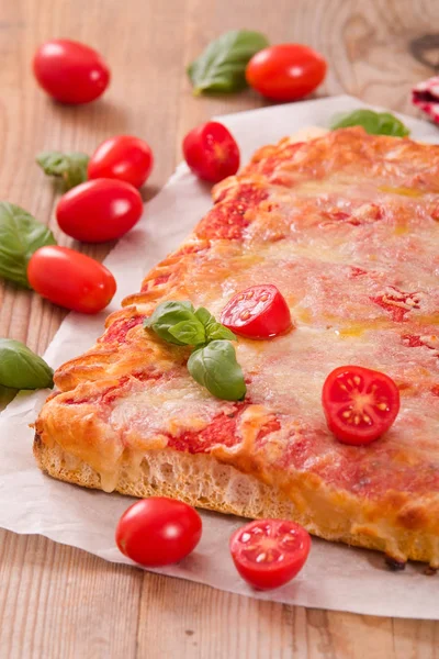 Pizza italiana con queso, tomate y albahaca fresca . — Foto de Stock