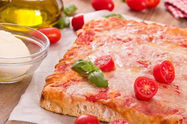 Italian pizza with cheese, tomatoes and fresh basil. — Stock Photo, Image