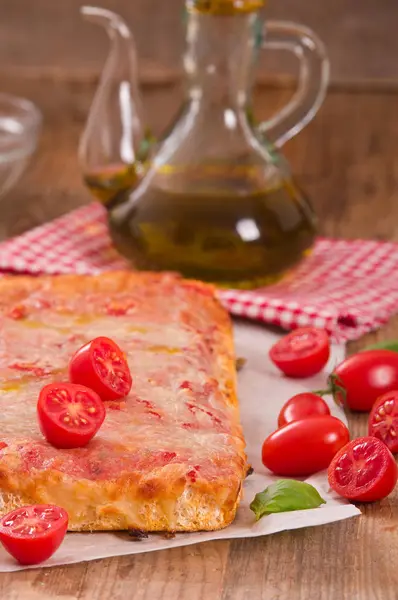 Italská pizza se sýrem, rajčaty a čerstvou bazalkou. — Stock fotografie