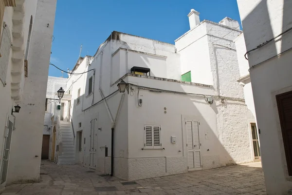 Vicolo. Cisternino. Puglia. Italia . — Foto Stock