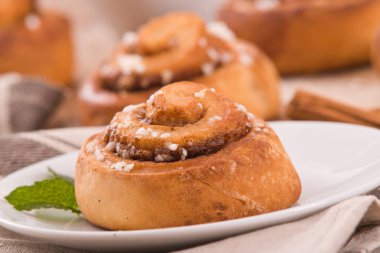 Beyaz tabak üzerinde tarçın rulo. 