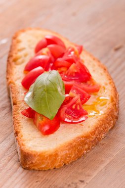 Fesleğen ve doğranmış domates Bruschetta ekmek. 