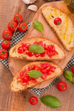 Fesleğen ve doğranmış domates Bruschetta ekmek. 