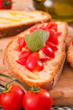 Fesleğen ve doğranmış domates Bruschetta ekmek. 