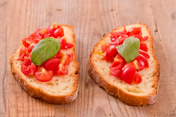 Bruschetta chleba s nakrájenými rajčaty a bazalkou. — Stock fotografie