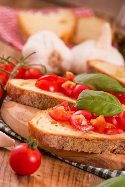 Bruschetta bread with basil and chopped tomatoes. — Stock Photo, Image