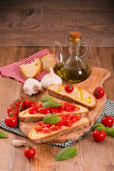Fesleğen ve doğranmış domates Bruschetta ekmek. — Stok fotoğraf