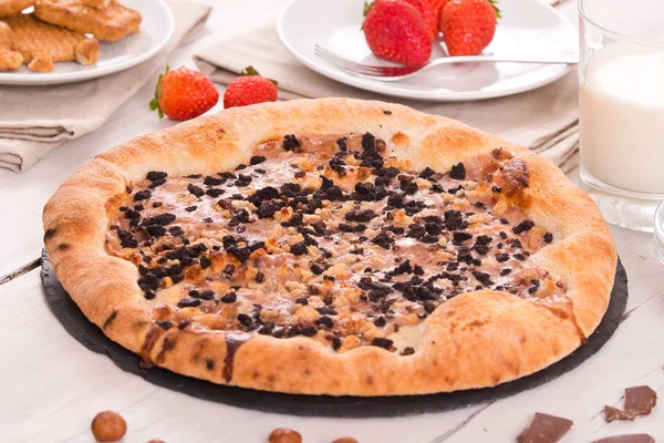 Zoete chocolade pizza met cookies. — Stockfoto