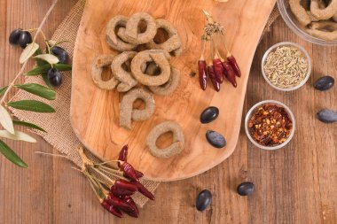 İtalyan taralli cuttingboard üzerinde. 