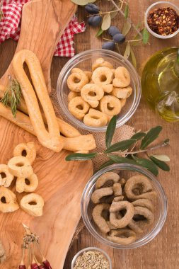 İtalyan taralli cuttingboard üzerinde. 