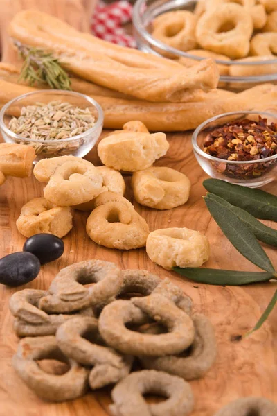 Taralli italiano sobre tabla de cortar . — Foto de Stock