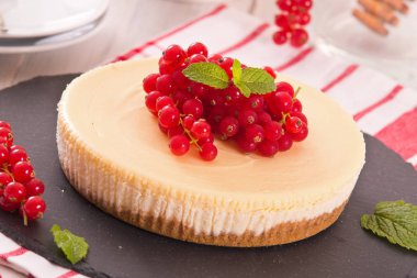 Somun cheesecake siyah çanak üzerinde. 
