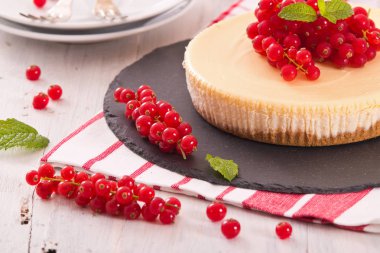 Somun cheesecake siyah çanak üzerinde. 