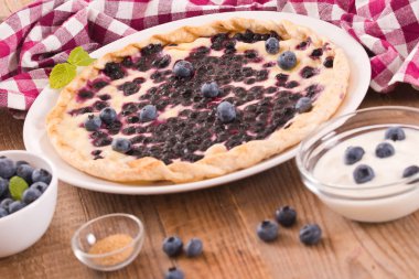 Beyaz çanak üzerinde üzümlü tart. 