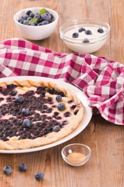 Beyaz çanak üzerinde üzümlü tart. 