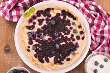 Beyaz çanak üzerinde üzümlü tart. 