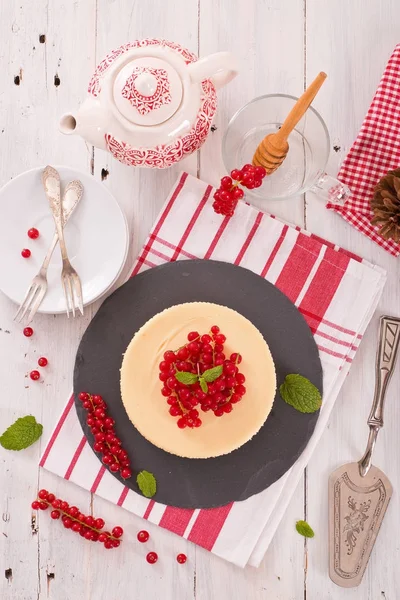 Somun cheesecake siyah çanak üzerinde. 