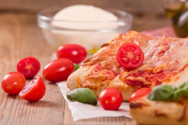 Peynir, domates ve taze fesleğen ile İtalyan pizza. 