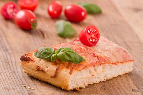 Italiensk pizza med ost, tomater och färsk basilika. — Stockfoto