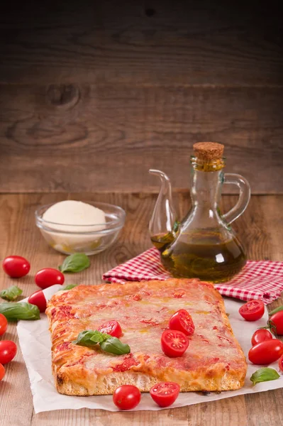 Italienische Pizza mit Käse, Tomaten und frischem Basilikum. — Stockfoto