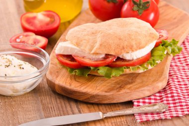 Puccia ekmek mozzarella ve domates ile. 