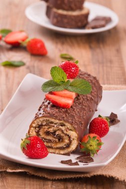 Çikolatalı rulo fındık ve çilek ile. 