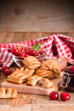 Vişneli pasta börek kesme tahtası üzerinde. 