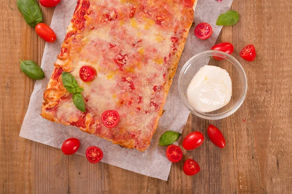 Pizza italiana con formaggio, pomodori e basilico fresco . — Foto Stock