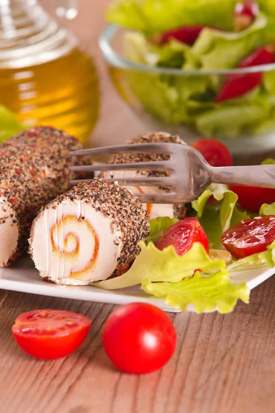 Ziegenkäse mit Salat und Kirschtomaten. — Stockfoto