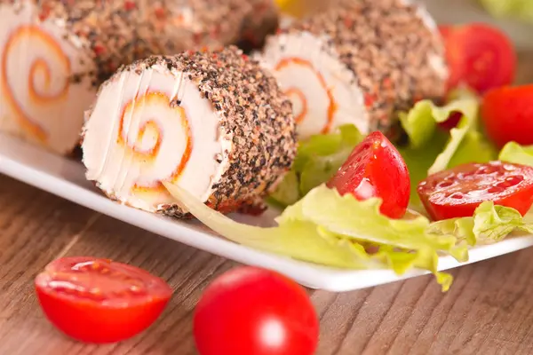 Ziegenkäse mit Salat und Kirschtomaten. — Stockfoto