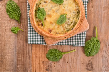 Ispanaklı tart cuttingboard üzerinde. 