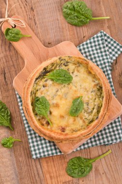 Ispanaklı tart cuttingboard üzerinde. 