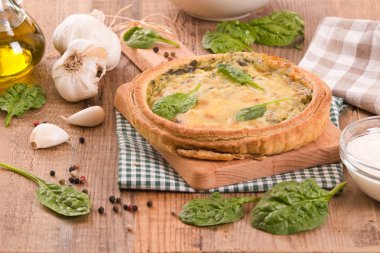 Ispanaklı tart cuttingboard üzerinde. 